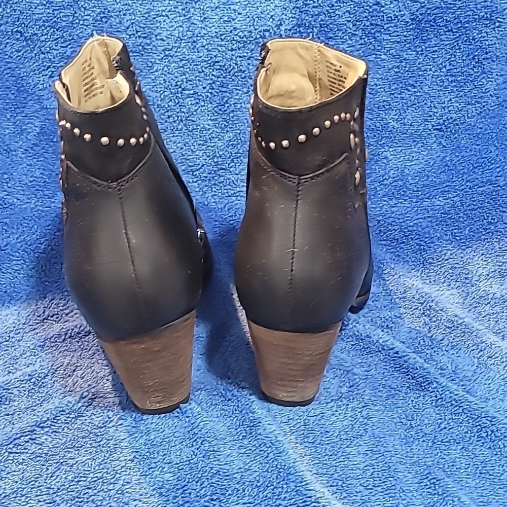 OluKai Ho'Ohilu Woman's Boot. SIZE 10. 3 Inch heels. Box included - Picture 5 of 9